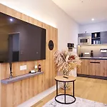 Xzllenz Traum Studio-apartment, Frei-parken, U-bahn, Kueche شقة *
