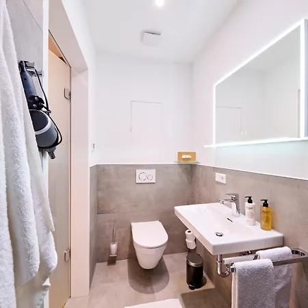 Xzllenz Traum Studio-apartment, Frei-parken, U-bahn, Kueche Διαμέρισμα *