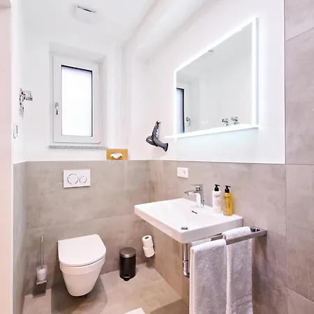 Xzllenz Traum Studio-apartment, Frei-parken, U-bahn, Kueche Διαμέρισμα *