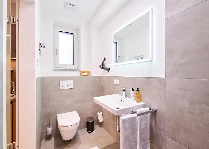 Xzllenz Traum Studio-apartment, Frei-parken, U-bahn, Kueche شقة *
